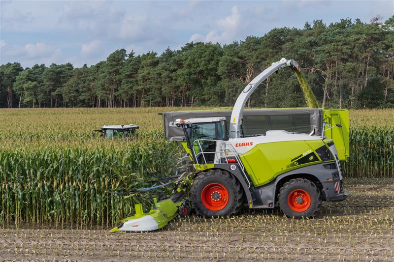 Claas Landtechnikmaschiene bei der Feldarbeit