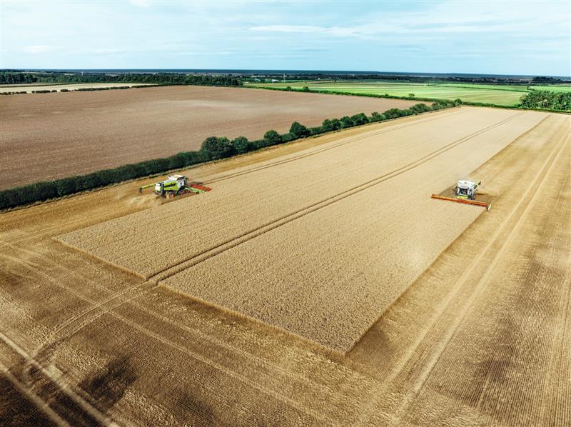 Claas Landtechnikmaschiene bei der Feldarbeit Luft aufnahme