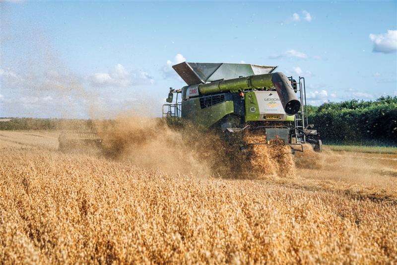 Claas Landtechnikmaschiene bei der Feldarbeit