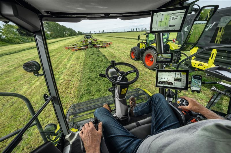 Claas Landtechnikmaschiene bei der Ernte Luftaufnahme