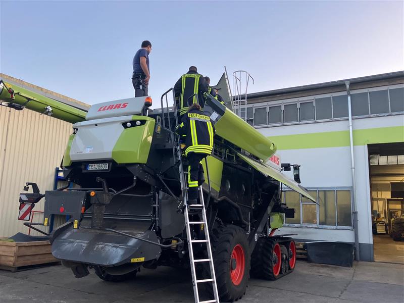 Feuerwehr bei der Inspektions unserer Landwirtschaftsfahrzeuge (auf dem Fahrzeug)