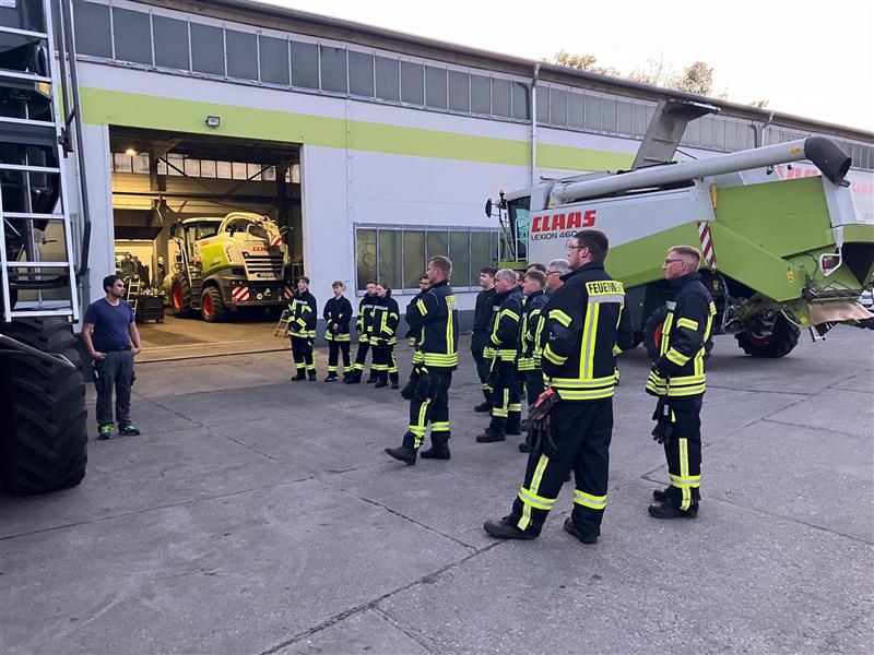 Feuerwehr bei der Inspektions unserer Landwirtschaftsfahrzeuge (Aufreihung vor dem Fahrzeug)