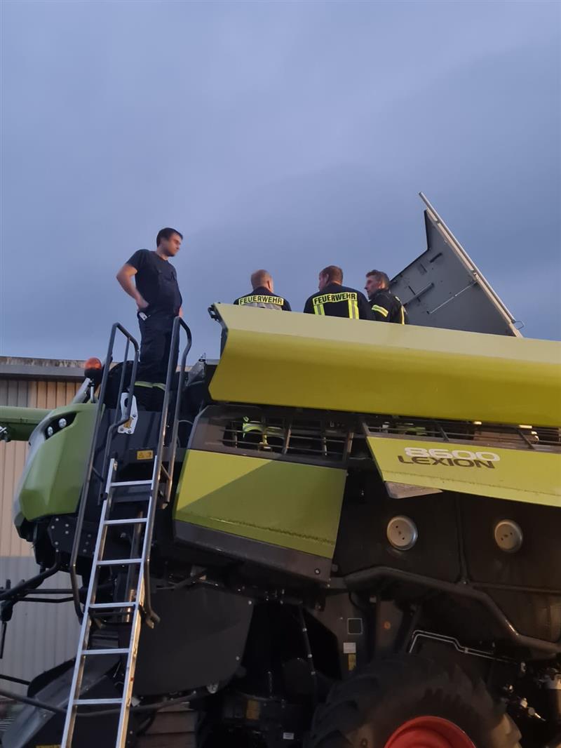 Feuerwehr bei der Inspektions unserer Landwirtschaftsfahrzeuge (auf dem Fahrzeug Seitenansicht)