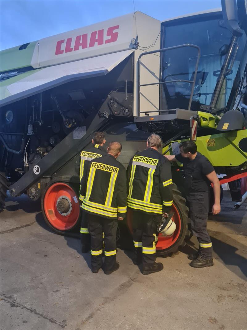 Feuerwehr bei der Inspektions unserer Landwirtschaftsfahrzeuge 