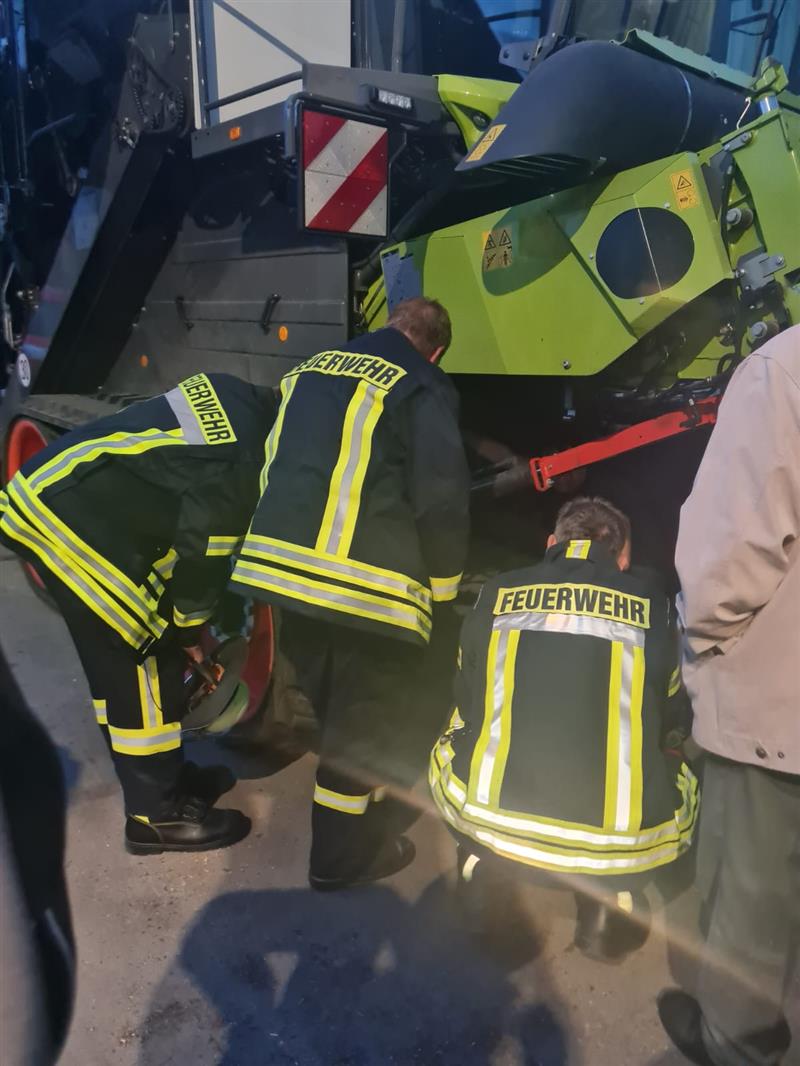 Feuerwehr bei der Inspektions unserer Landwirtschaftsfahrzeuge 