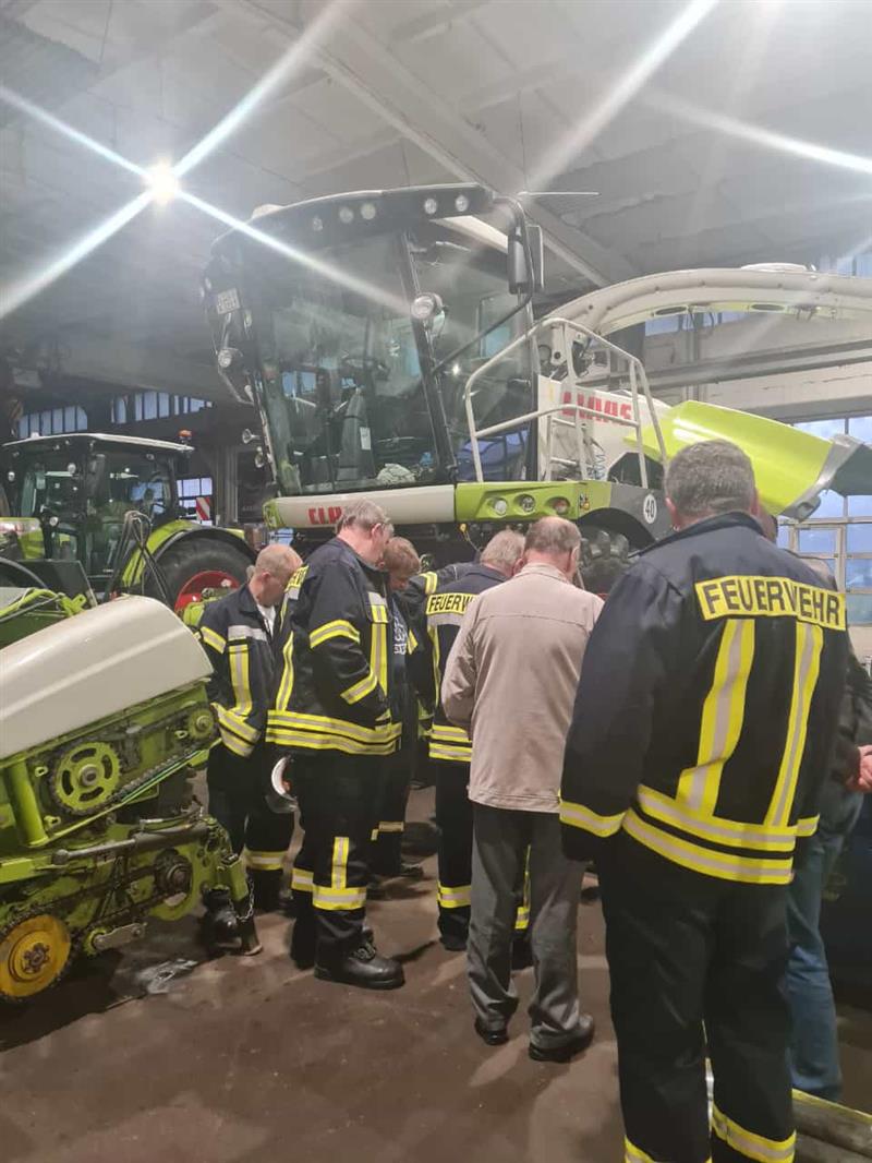 Feuerwehr bei der Inspektions unserer Landwirtschaftsfahrzeuge (in der Halle)