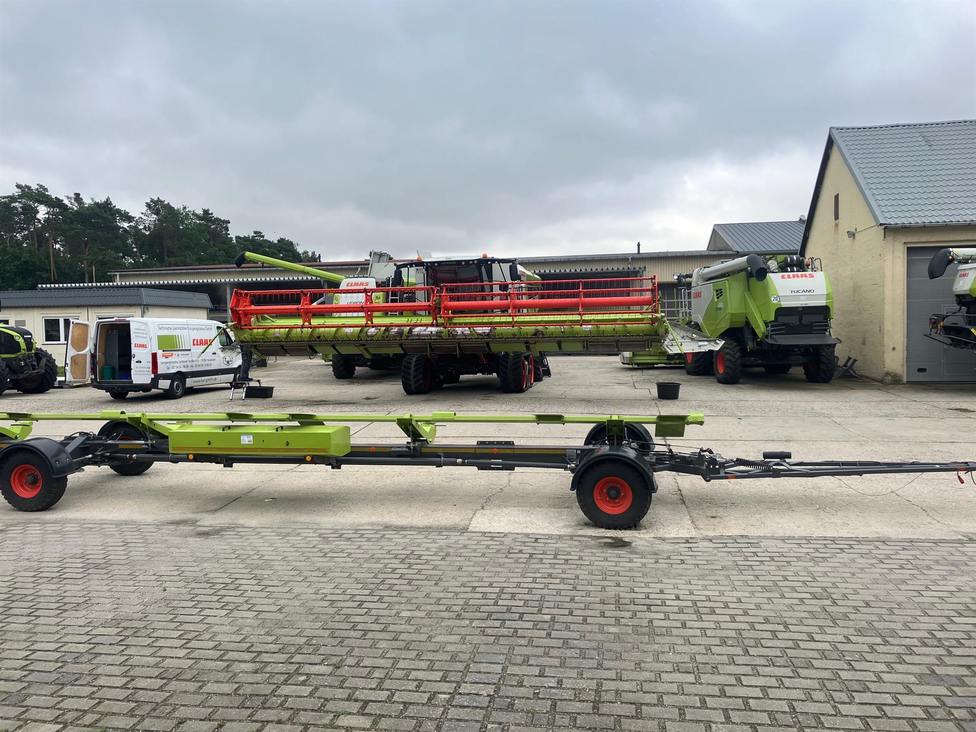 Landwirtschaftsfahrzeuge auf dem Hof