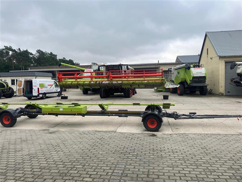 Landwirtschaftsfahrzeuge auf dem Hof