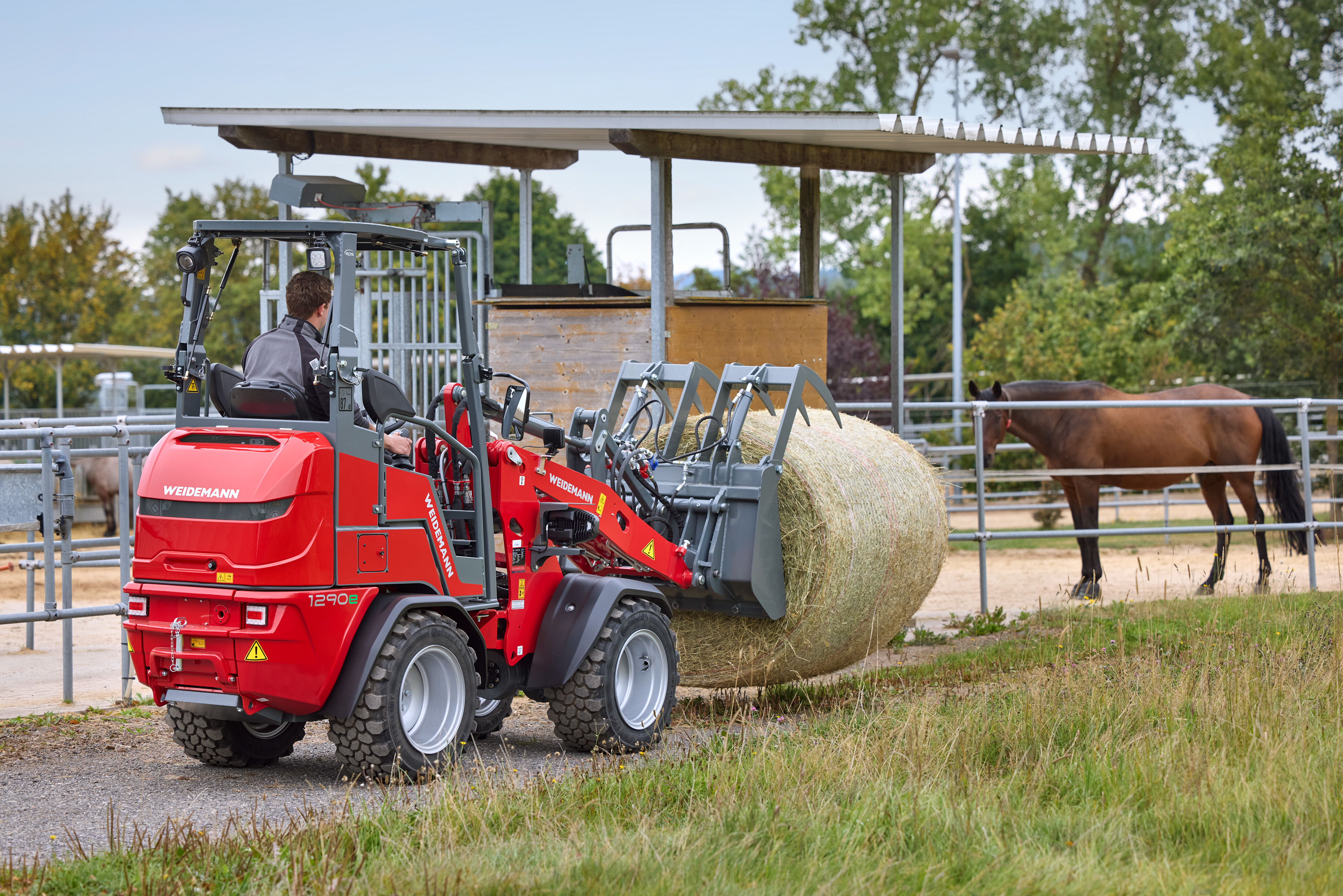 Eine Maschine Bringt einen Heuballen zum Futter-Spender